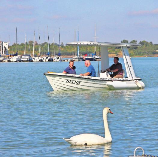 Moderne Bauten, zahlreiche Strände und etliche Wassersport-Angebote: der Hainer See und Kahnsdorf locken jährlich Erholungssuchende und Sportbegeisterte. Manch Techniker nutzt das Gewässer als Testort für ein Solarboot.
